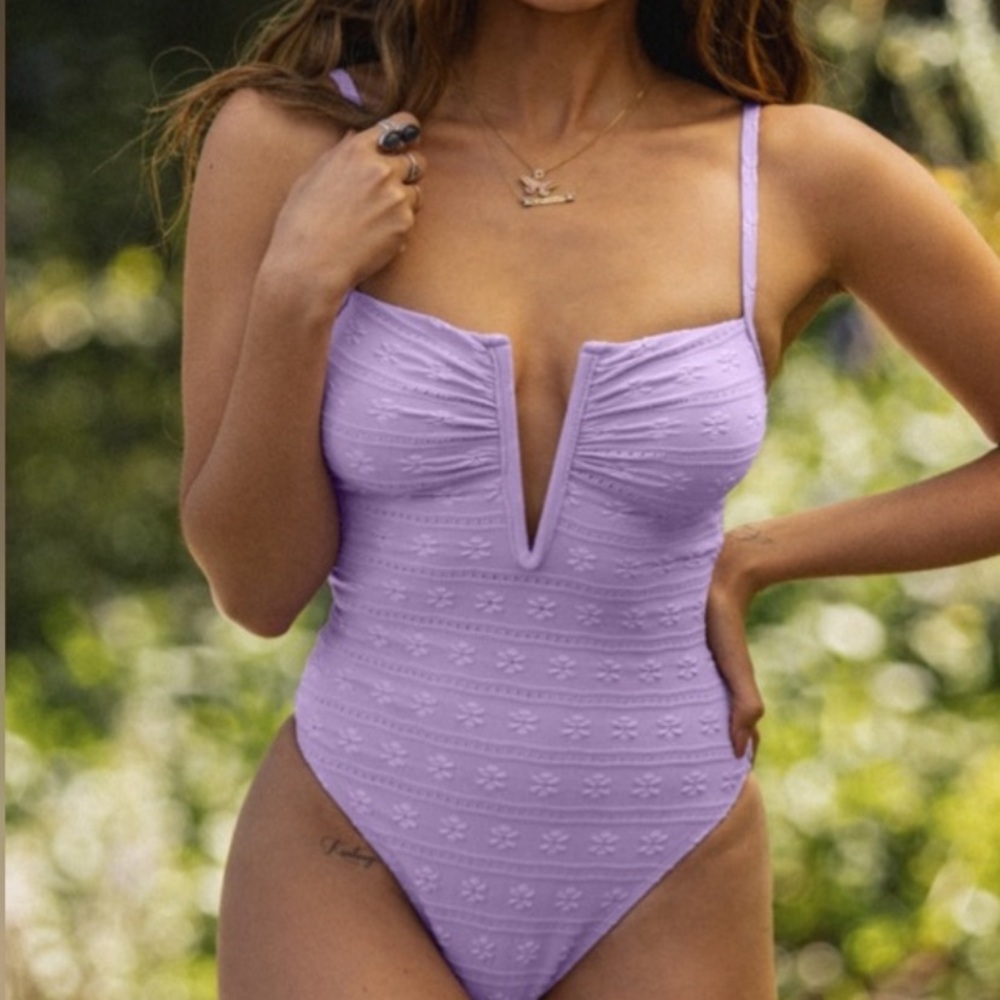 Cupshe lilac daisy V-wire one piece.